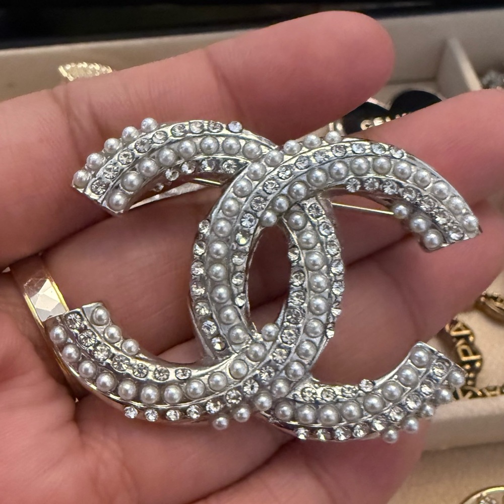 Pearl & Crystal Interlocking CC-Style Brooch - Silver Pearlescent